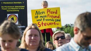 Kundgebung im schleswig-holsteinischen Tangstedt gegen die Einführung einer Pferdesteuer.