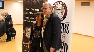 Sozial- und Kulturbürgermeister Thorsten Riehle (re.) dankte den Barber Angels um Friseurin Melanie Hetmanek-Lannert (li.) für den selbstlosen Einsatz