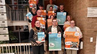 Sie planen das Demokratiefest in Lampertheim: Janine Klingler (l.) und Carmen Tokar (r.) mit den weiteren Mitstreitenden.