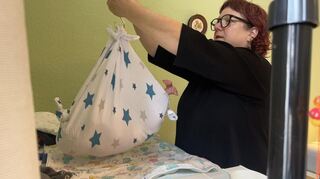 Simone Kurek wiegt die wenige Tage alte Karla mit ihrer sogenannten Fischwage. Der Säugling hat Gewicht aufzuholen.