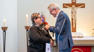 Landrat Christian Engelhardt übergibt Sabnie Karb in Biblis den Ehrenbrief des Landes Hessen.