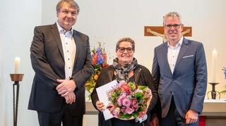 Freuen sich über die hohe Auszeichnung: der Bibliser Bürgermeister Volker Scheib, Sabine Karb und Landrat Christian Engelhardt.