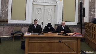 Der Angeklagte Arif A. mit seinen beiden Verteidigern Maurice Weihaas (l.) und Rüdiger Weidhaas zu Beginn des neuen Verfahrens.