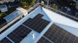 Die Solaranlage auf dem Dach der Ilvesheimer Mehrzweckhalle ist bereits feierlich eröffnet worden.