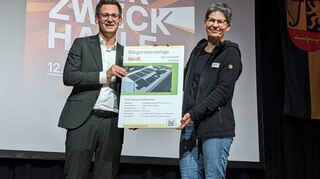 Der Ilvesheimer Bürgermeister Thorsten Walther (l.) mit Friederike Mauler, Vorstandsmitglied der Energiegenossenschaft Hohe Waid. Das Bild entstand während des Wiedereröffnungsfests für die Mehrzweckhalle.