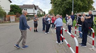 Welche Lösung haben Sie?, fragt Grünen-Fraktionschef Christian Wolf (l.) die Anwohner der Max-Planck-Straße vor sechs Wochen. Seither hat sich von Seiten der Stadt nur wenig getan.