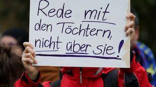250 Demonstranten versammelten sich vor der Dresdner Staatskanzlei während des Besuchs des Kanzlers in der sächsischen Hauptstadt.