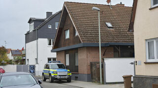 Am Dienstag wurde der Tatort in der Lampertheimer Friedrichstraße noch von der Polizei bewacht.