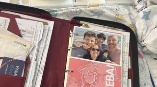 Kureks Etui mit Familienfoto auf dem Wickeltisch der kleinen Karla. Hierin verstaut Kurek auch ihr Tablett, auf dem sie die Gewichtszunahme der Säuglinge dokumentiert.
