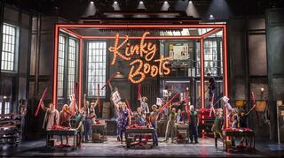 «Kinky Boots» erzählt die Geschichte von Charlie Price, der die angeschlagene Schuhfabrik seines toten Vaters erbt.