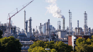 Auch der Chemiekonzern BASF spürt im dritten Quartal eine schwache Nachfrage.