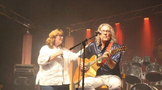 Gastsängerin Kirsten Beran (li.) singt mit Bandleader Matthias Beringer „A Stranger with you“ und „Stumblin‘ in“.