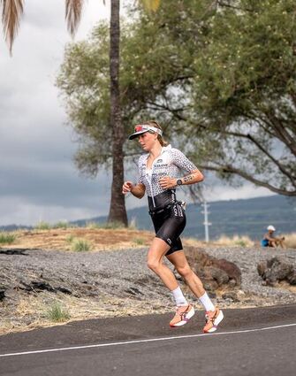 Beim abschließenden Marathon muss Laura Jansen auch mit den schwierigen Bedingungen kämpfen.