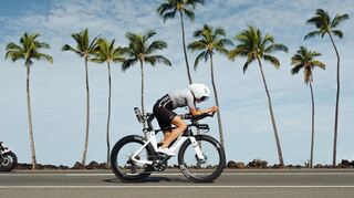 Laura Jansen in aerodynamischer Position auf der 180,2 Kilometer langen Radstrecke.