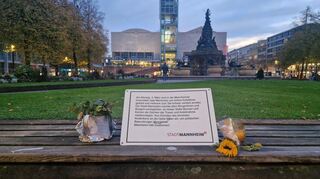 Eine temporäre Gedenktafel erinnert auf dem Paradeplatz an die Opfer der Amokfahrt in Mannheim.