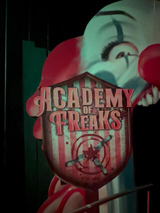 Im Horror-Haus „Academy of Freaks“ im Plopsaland treibt Ritthaler während der „Halloween Fright Nights“ als Zirkusdirektorin ihr Unwesen.