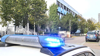 Polizeieinsatz vor der Karoline Burger Schule in Ludwigshafen. Zeugen gaben an, einen mit Messer bewaffneten Mann gesehen zu haben.