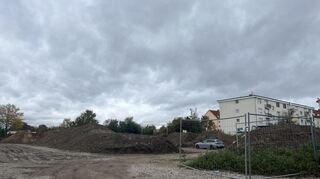 Auf dem ehemaligen Spiel- und Bolzplatz im Stadtteil Hochstätt finden derzeit Erdbewegungen statt.