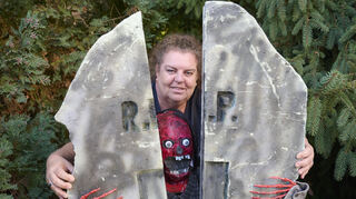 Diesen Grabstein hat Ulrike Held selbst aus Styropor gestaltet. „Für mich könnte das ganze Jahr über Halloween sein“, gesteht die Bürstädterin.