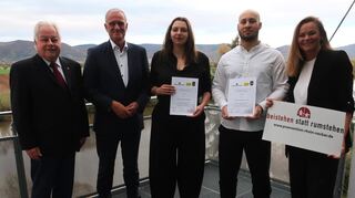 Mutige Helfer ausgezeichnet (v.l.): Dietrich Herold, Ralf Krämer, die zwei Geehrten Amalia Giakoumakis und Christoph Plottke sowie Tanja Kramper.