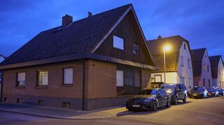 Tatort in Lampertheims Friedrichstraße: Das Wohnhaus steht an einer relativ zugänglichen Stelle und ist von mehreren Seiten einsehbar.