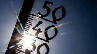 Vor einem wolkenlosen blauen Himmel zeigt ein Außenthermometer in einem Garten bereits am Vormittag über 30 Grad Lufttemperatur an. (Illustration)