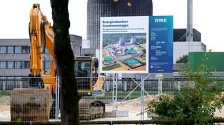 Eine Bautafel informiert in Gundremmingen über den Energiestandort. (Archivbild)