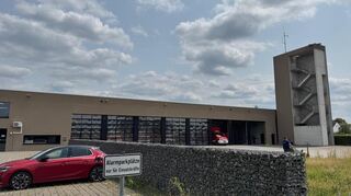 Das Hilfeleistungszentrum der Gemeinde Hirschberg am Ortsrand von Leutershausen. Im Umfeld ist das Baugebiet „Rennäcker“ geplant.