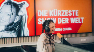 Die Sängerin, Rapperin und Schauspielerin Nina Chuba wird neue Radiomoderatorin bei bigFM. Ab November übernimmt die 27-Jährige „Die kürzeste Show der Welt“.