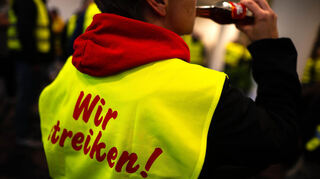 Weil es in der Tarifrunde mit dem Getränkekonzern hakt, ruft die Gewerkschaft Nahrung-Genuss-Gaststätten (NGG) die Mitarbeiter in Norddeutschland zum Ausstand auf.