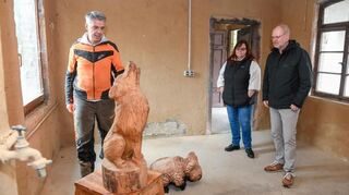 Holzschnitzkünstler Jochen Liebrich (links) mietet das Nebengebäude in der Alten Villa in Leutershausen, um es als Ausstellungsraum zu nutzen. Rechts Bürgermeister Ralf Gänshirt und Rathausmitarbeiterin Annette Göhrig.