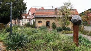 Dem Nebengebäude der Alten Villa in Leutershausen am Skulpturengarten wird neues Leben eingehaucht.