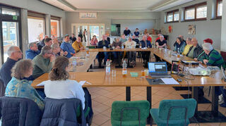 Mehrmals im Jahr treffen sich Vertreter von Vereinen und Verwaltung zum Vereinsfrühschoppen, wie hier im Vogelpark, um sich zu vernetzen und sich über aktuelle Themen auszutauschen.