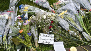 Nach der Amokfahrt im Jahr Frühjahr 2025 wurden auf dem Mannheimer Paradeplatz Blumen niedergelegt.