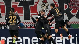 Der VfB Stuttgart jubelt mit Torschütze Atakan Karazor über den Pokalsieg in Mainz.