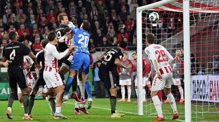 Kölns Keeper Zieler greift beim 3:1 der Bayern daneben.