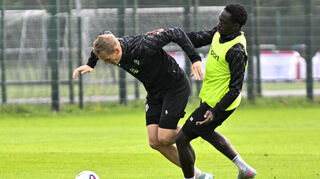 Kennedy Okpala will Niklas Hoffmann nicht davoneilen lassen.