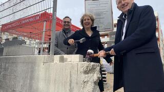 Hammer statt Spaten: Ralf Eisenhauer, Diana Pretzell und Christian Specht (v.l.) eröffnen die letzte Baustelle in den Quadraten T4/T5. Hier soll in neun Monaten ein neues grünes Herz wachsen.