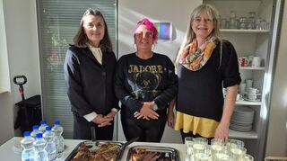 Das Buffet ist eröffnet! Von links: Monika Horneff, Sandra, Anne-Kristin Franck