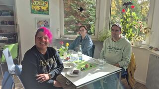 Der Aufenthaltsraum im Zentrum ist hell und freundlich, die Besucher des Tags der offenen Tür fühlen sich wohl.