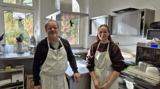 Sven Gauert und Elena Heintz in der Küche.