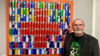 Galerie-Chef Bernhard Hossner vor seiner „Ersten Hilfe“ aus Red Bull-Dosen