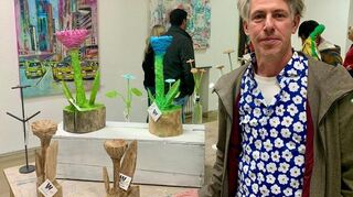 Der Lampertheimer Carsten Rössling vor seinen Skulpturen