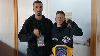 Vincenzo Buscemi mit seinem Meistergürtel und Trainer Dennis Haddad.