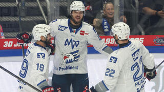 Lukas Kälble (Mitte) freut sich über sein erstes Saisontor. Luke Esposito (l.) und Matthias Plachta jubeln mit dem Verteidiger der Adler Mannheim.