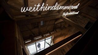 Einige Wortschöpfungen des Dichters hebt die Ausstellung im Hölderlinhaus in Lauffen besonders hervor, wie hier „weithindämmernd“ und „tiefschütternd“ im Dachstuhl des Gebäudes.