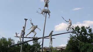 In Lauffen erinnert auch ein Werk des Bildhauers Peter Lenk an den Dichter Hölderlin.