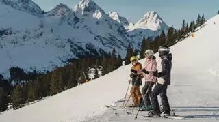 Breite Pisten, entspannter Start: Skispaß für Einsteiger in Tirol.