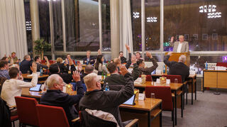 Die Viernheimer Stadtverordnetenversammlung – eine Keimzelle der Demokratie. Am Pult Norbert Schübeler.