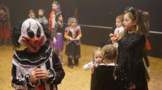 Ein Horrorclown, Zauberer, Hexen und Wednesday.